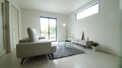 大きな窓のあるリビングは、陽光あふれる明るい空間です。居心地良く、ご家族皆がゆったり寛げる憩いの空間となりそうです。