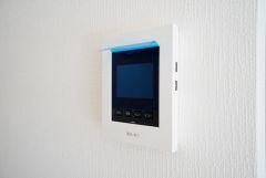 防犯はもちろん、セールスマン対策にもなるモニター付きインターホンです。お子さん1人での留守番時にも活躍しそうです。