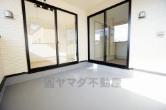 幅広のインナーバルコニーは急な雨から洗濯物を守りやすく、眩しすぎる日差しも和らげます。