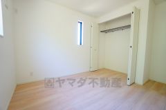 2面採光を確保した明るい室内は、風通しも良く、大変居心地の良い空間となっております。爽やかな風を感じて起きる朝は、快適生活の始まりに。