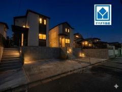 夜の外観イメージです。三苫駅徒歩10分＾＾スーパーやコンビニなども近く周辺環境充実。快適でゆとりのある生活空間で新生活を始めましょう^^