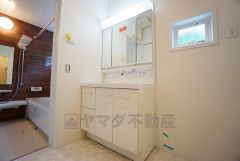 同仕様写真。三面鏡つき洗面台。鏡裏にたっぷりとした収納スペースがあります。鏡を閉めてしまえば小物は見えないため、スッキリとした印象の洗面台にできます。