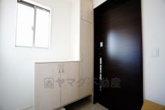 たっぷり収納できるシューズボックスです。家族全員の靴がきれいに整頓できます。棚の上にお花や写真を飾っても良いですね。