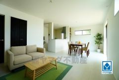 家具はイメージです。リビングは広々とした設計で、家族が集い、寛ぐ暮らしの空間を演出しています。思い思いの時間を過ごしたり、家族みんなで食事をしたり、素敵な団らんの場になりますね。