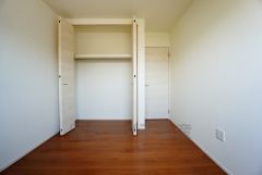 同仕様写真。住む人のこだわりを活かす洋室。日当たりがよく、寝室としての利用もおすすめ。広めのクローゼットには荷物をすっきり片付けられ、ゆとりのある暮らしが出来ます＾＾