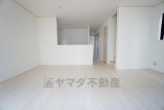 リビングは広々とした設計で、家族が集い、寛ぐ暮らしの空間を演出しています。思い思いの時間を過ごしたり、家族みんなで食事をしたり、素敵な団らんの場になりますね。
