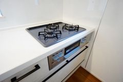 3種類の料理が同時に調理できる、3口ガスコンロ。忙しい夕食の支度時間が短縮できて効率よくお料理が楽しめます。