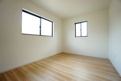 2面採光を確保した明るい室内は、風通しも良く、大変居心地の良い空間となっております。日当たりがよく、子供部屋としての利用もおすすめ。