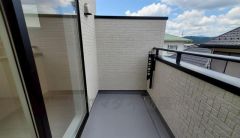 陽当たりの良いバルコニーです。お洗濯やお布団干しはもちろん、日光浴スペースにも。足元は防水工事施工済です。