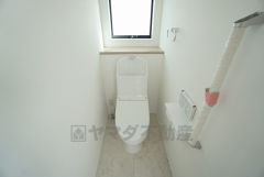 温水洗浄機付トイレです。節水機能もあるので、安心して使えますね。もちろん、1階2階の2ヶ所にトイレがあるので、忙しい朝にもゆとりができますね。