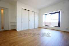 大きな窓のあるリビングは、陽光あふれる明るい空間です。居心地良く、ご家族皆がゆったり寛げる憩いの空間となりそうです。