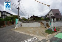 現地（2026年9月7日）撮影。角地。舞松原小学校徒歩9分、多々良中学校徒歩10分と通学しやすい環境です。快適でゆとりのある生活空間で新生活を始めましょう^^