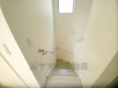 小さなお子様やご高齢の方でも安心できる、手すり付き階段。段差も低めで設定されており、安全性にも優れています。