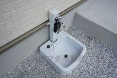 同仕様写真。お車の洗車や外壁のお掃除をする際に便利な外水栓。