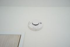 火災報知器が設置されていることで、火災の発生をいち早く感知し、就寝中や留守中でも素早く危険を知らせてくれるため、家族の安全を確保し被害を最小限に抑えられます。