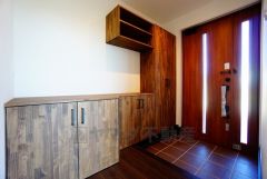 たっぷり収納できるシューズボックスです。家族全員の靴がきれいに整頓できます。棚の上にお花や写真を飾っても良いですね。