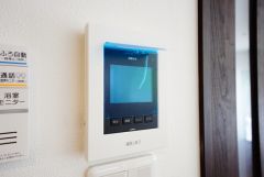 防犯はもちろん、セールスマン対策にもなるモニター付きインターホンです。お子さん1人での留守番時にも活躍しそうです。