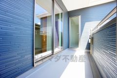 家族全員分の布団もゆったり並べられる広々バルコニー。