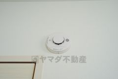 火災による煙や熱を感知して、警報音やブザー等で火災の発生を知らせてくれる火災警報器。