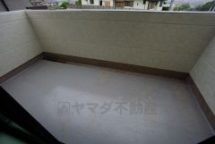 陽当たりの良いバルコニーです。お洗濯やお布団干しはもちろん、日光浴スペースにも。