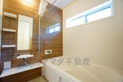 1日の疲れを癒すくつろぎのバスルーム。足を伸ばしてもゆったりと入れるサイズです。お子様と一緒にお風呂に入っても狭くないですね^^