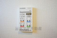 雨の日の洗濯も安心できる浴室暖房乾燥機付き浴室。リモコンで操作もボタン1つで簡単。