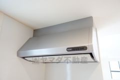 調理により発生する油煙や臭いを吸い込み、屋外へ排気してくれます。