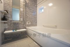 1日の疲れを癒すくつろぎのバスルーム。足を伸ばしてもゆったりと入れるサイズです。お子様と一緒にお風呂に入っても狭くないですね^^