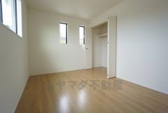 暖かい日差しが差し込む洋室。たっぷり収納できるクローゼット付きでお部屋の中をすっきりと快適に保てます。