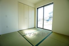 リビング隣には、ホッとできる和室を用意。お子様のお昼寝スペースや書斎としてなど、いろいろとお使い頂けます。