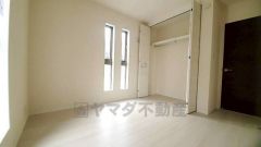 住む人のこだわりを活かす洋室。日当たりがよく、寝室としての利用もおすすめ。広めのクローゼットには荷物をすっきり片付けられ、ゆとりのある暮らしが出来ます＾＾