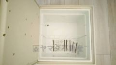 キッチンにある床下収納は、居住スペースを減らさずに買い置きの調味料や非常食などを保管することができます。