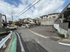 現地（2026年3月4日）撮影。大型車の通行が少なく、騒音や振動が少ないので静かで快適な生活を送れます。落ち着いた住宅地内で快適な生活を実現してみませんか。