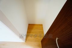 同仕様写真。掃除機や扇風機などよく使う家電や日用品、備品などの収納に便利です。