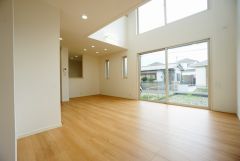 大きな窓のあるリビングは、陽光あふれる明るい空間です。居心地良く、ご家族皆がゆったり寛げる憩いの空間となりそうです。