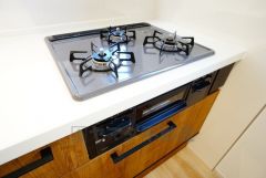 同時にたくさんの料理が調理できる3口コンロ。長時間熱を通しておきたい煮込み料理を作りながら、炒め物など同時進行で進められます。