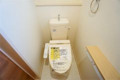 同仕様写真。温水洗浄機付トイレです。節水機能もあるので、安心して使えますね。もちろん、1階2階の2ヶ所にトイレがあるので、忙しい朝にもゆとりができますね。