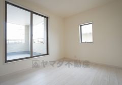 同仕様写真。寛ぎの時間を紡ぎだす主寝室は、大型ベッドを置いても余裕の広さを確保しています。