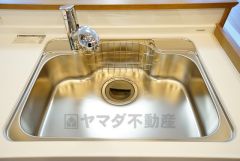 広々とした凸型シンクに洗剤ポケットを標準装備。大きなお鍋など洗いやすいです。