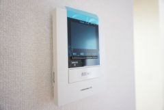 同仕様写真。防犯性、セキュリティ対策に安心できるテレビモニター付きインターフォンです。セールスマン対策にもなり安心できます。