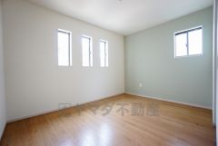 寛ぎの時間を紡ぎだす主寝室は、大型ベッドを置いても余裕の広さを確保しています。