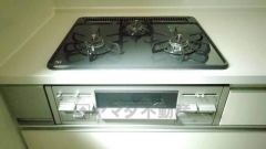 複数の調理を一度に行うことができる3口コンロ。効率よくお料理が出来ます。毎日のお料理も楽しくなりますね＾＾