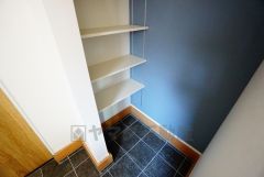 同仕様写真。壁一面に設けた大容量のシューズクローゼットは実用性と機能性を兼ね備えています。急な来客でも、いつも整頓された玄関でお出迎えができます。