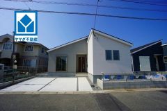 周辺は落ち着いた住宅街＾＾10年間の瑕疵保証が付いた安心の新築戸建。最新の設備で気持ちの良い新生活を送りませんか。毎日のお料理やバスタイムが楽しみになりますね。