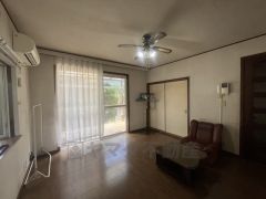 母屋。大きな窓のあるリビングは、陽光あふれる明るい空間です。居心地良く、ご家族皆がゆったり寛げる憩いの空間となりそうです。