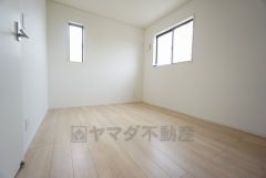 2面採光を確保した明るい室内は、風通しも良く、大変居心地の良い空間となっております。爽やかな風を感じて起きる朝は、快適生活の始まりに。
