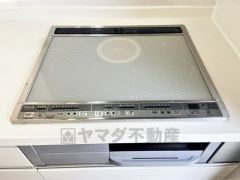 同仕様写真。汚れてもサッとふける、お手入れのしやすいIHクッキングヒーター。オール電化なので経済的です。