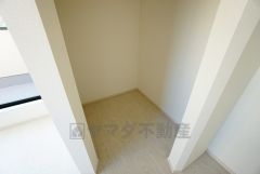 収納力豊富なウォークインクローゼット。洋服や小物などを1箇所にまとめて美しい収納を実現します。