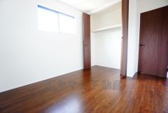 明るい洋室です。ナチュラル色のフローリングで開放的な優しい雰囲気になっています＾＾ベッドや机、ＴＶを置いてもゆとりのある広さです。