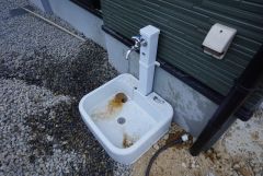 あると便利な外水栓。庭や駐車場まわりの掃除、洗車、アウトドア用品の洗浄が家の中を汚さずに行え、日常の手間を大幅に減らせる便利な設備です。